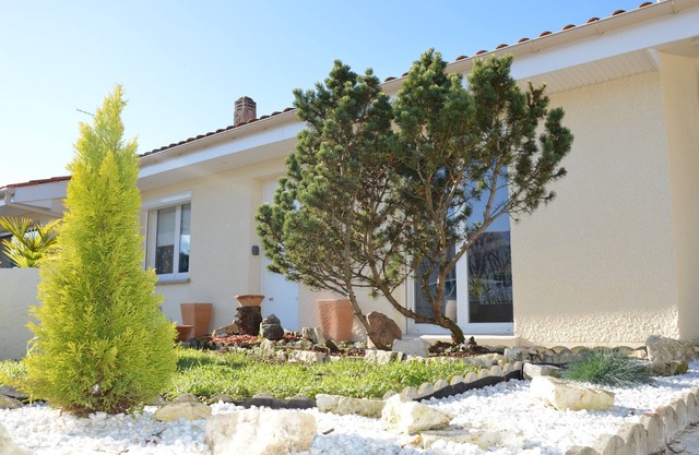 Charming Bordelais pavilion (full accommodation)