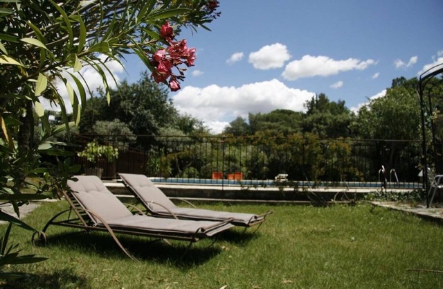 Charming apartment in Provencal farmhouse in Saint-Rémy-de-Provence