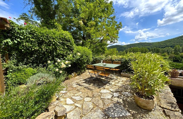 CHARMING COTTAGE WITH GATED GARDEN AND VIEWS OVER THE DORDOGNE NEAR BY BEYNAC