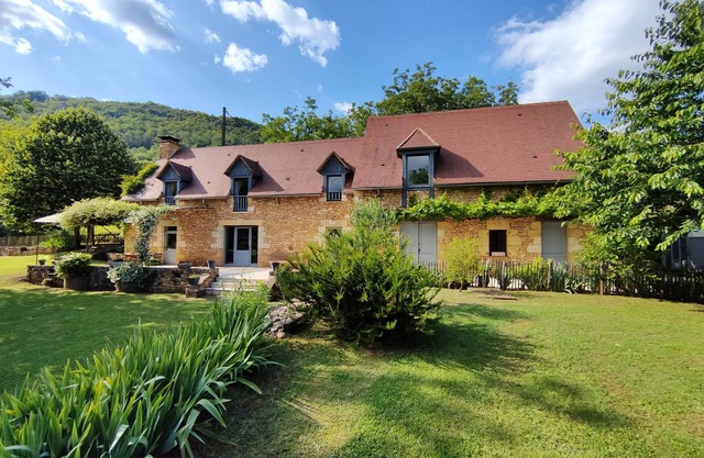 Charming gîte with heated swimming pool