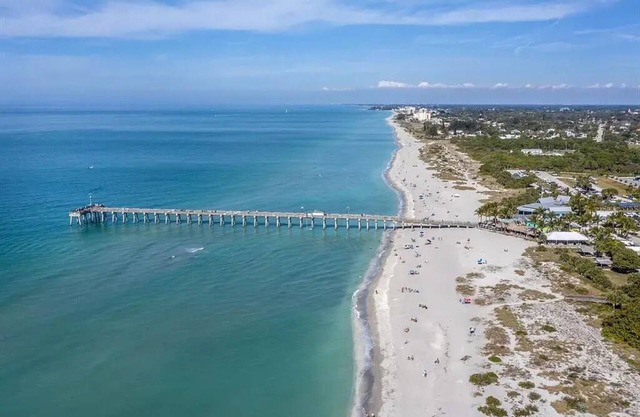 Charming fully furnished 1-bedroom condo in beautiful Venice, Florida.
