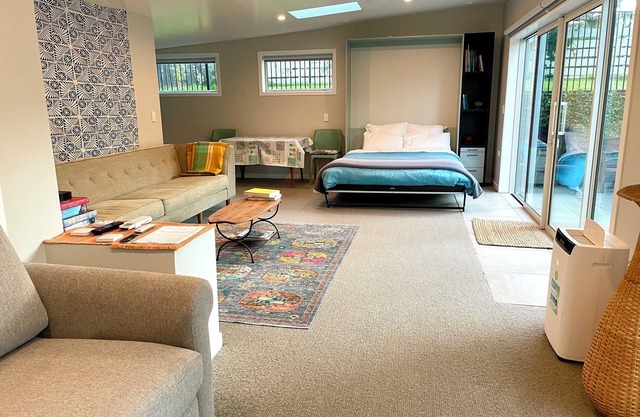 Charming Garden Studio attached to main house