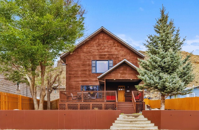 Charming Gardiner Home Steps from Yellowstone