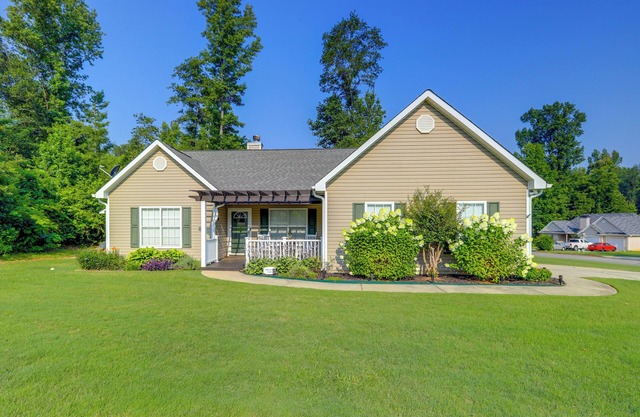 Charming Getaway w/Grill: 2 Mi to Newnan Square!