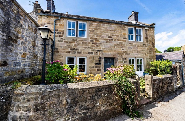 Charming Grade 2 listed 3 bedroom cottage in the heart of Bakewell, sleeps up to 6.