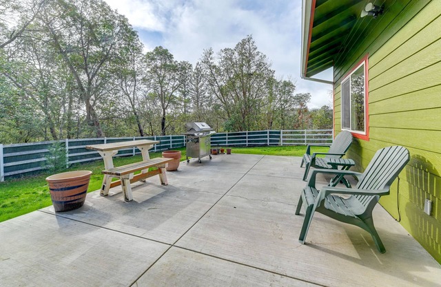 Charming Grants Pass Cottage w/Patio & Gas Grill!