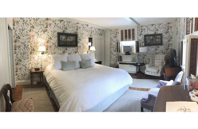 Charming Green Unit - King Bed and Private Bath