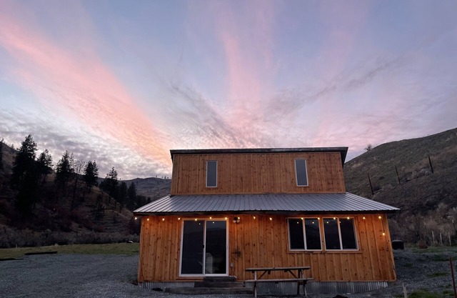 Charming Guest Cabin Nestled on Stunning 30-acre Vineyard near Lake Chelan