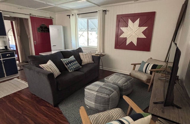 Charming guest house cottage a short walk to lake trails