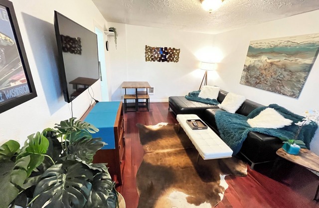Charming guesthouse minutes from downtown Vancouver -pet friendly
