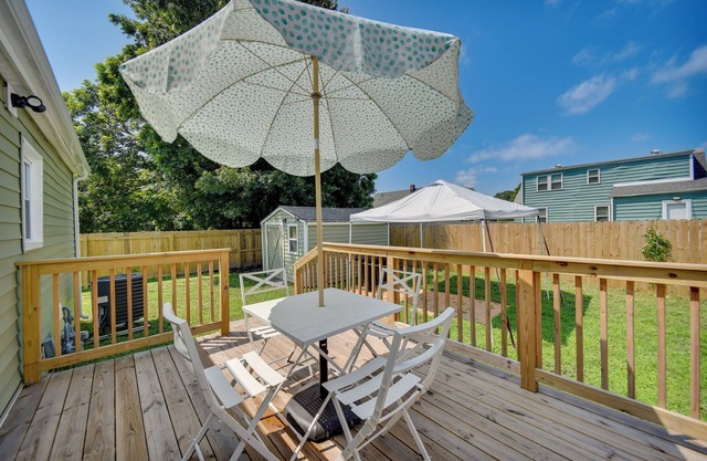 Charming Hampton Home w/Fireplace, Deck & Grill!