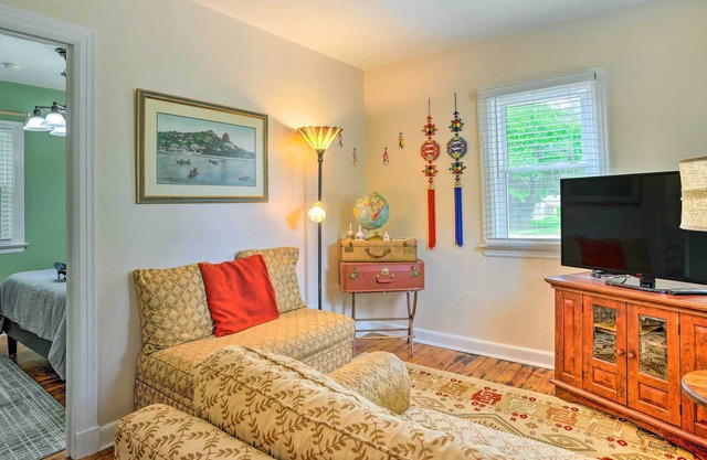 Charming Henrico Cottage w/ Yard + Fire Pit!