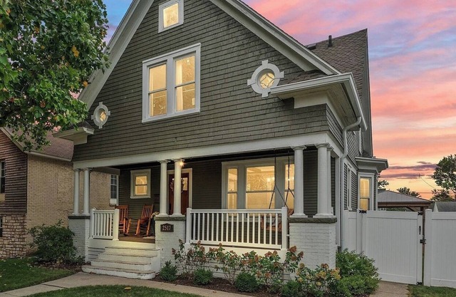 Charming Historic Cottage - Mins to Beach, Outlet Shops, Casino, Winery!