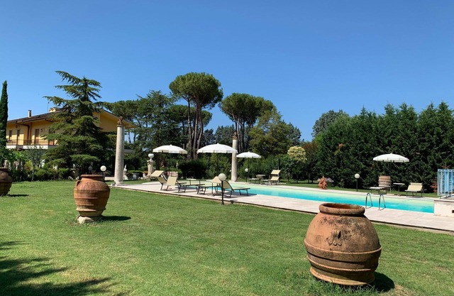 Charming historic villa near Arezzo, with private pool adorned with marble, centuries-old park, and