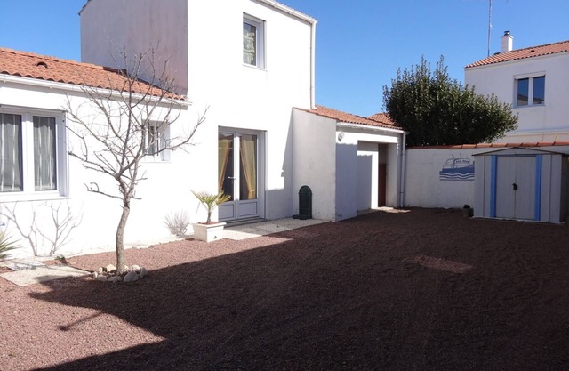 Charming House Near Village Center, Beaches, and Sunlit Garden for 5 Guests