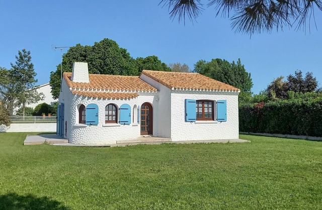 Charming House with Large Garden, Near Beach, 6 Guests, Pet-Friendly