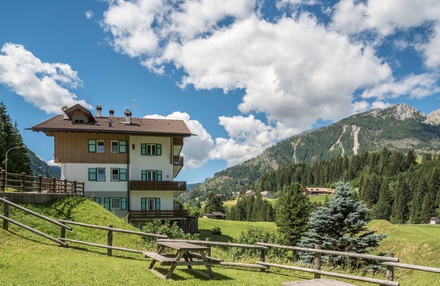 Charming Holiday Apartment “Appartamento Catinaccio”) with Mountain View