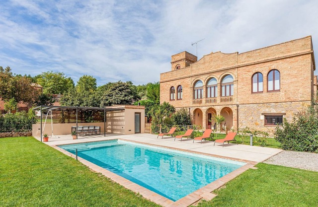 Charming Holiday Home in Vulpellac with Shared Pool