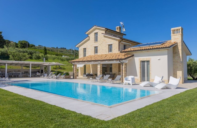Charming holiday home with pool and sea view, equipped with every comfort, just 6 km from the beach.