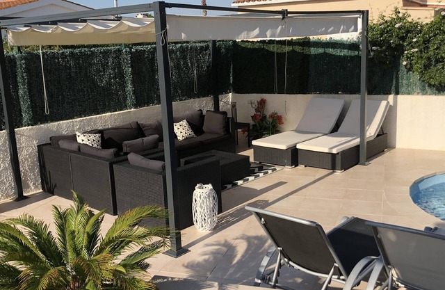 Charming Home for 6 with A/C, Pool, BBQ, WiFi, and Parking, Sant Pere Pescador