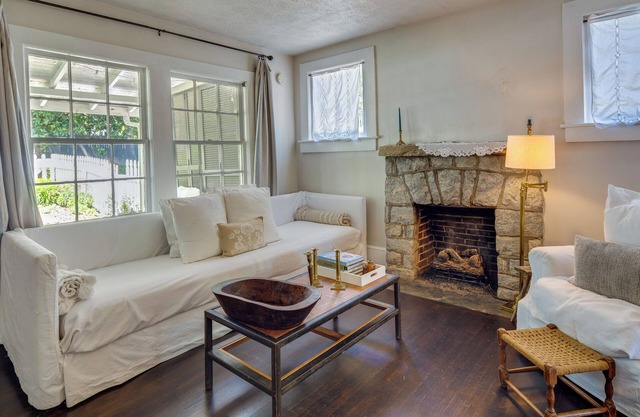 Charming Home < 2 Mi to Downtown Hendersonville!