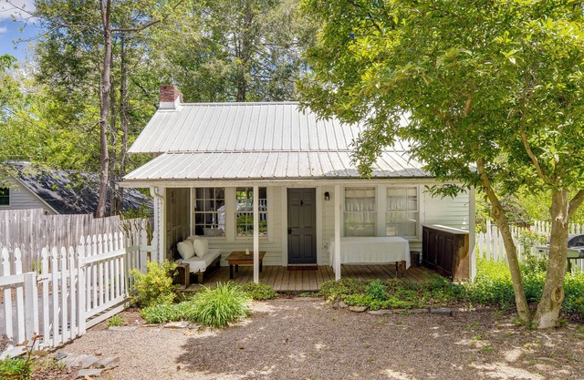 Charming Home < 2 Mi to Downtown Hendersonville!