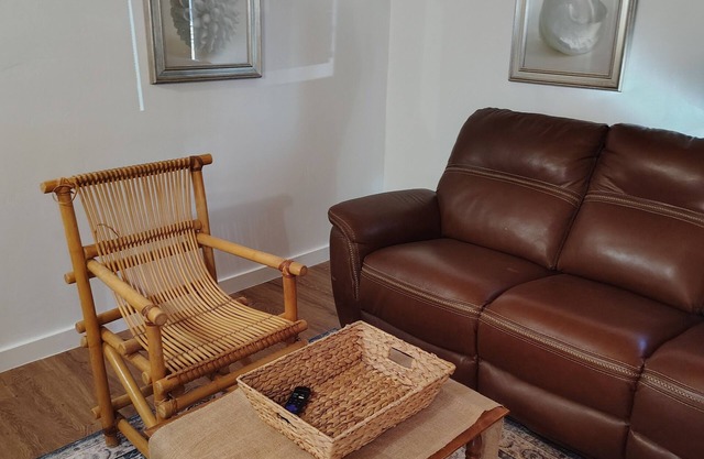 Charming Home : AC, Fast internet, Office, Off-Street Parking, Laundry