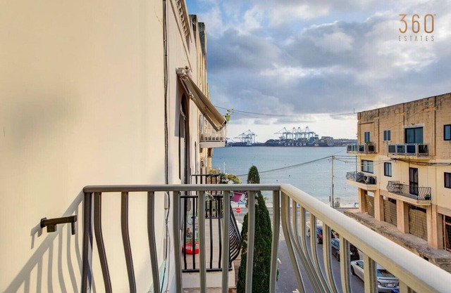 Charming home Apt with private balcony in B'Bugia
