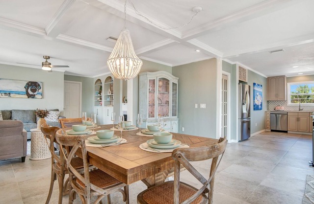 Charming Home for 10, Walk to Beach, Pool, Wifi
