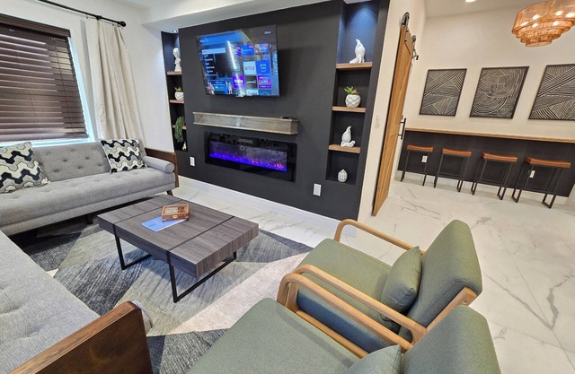 Charming Home in College Park close to golf + car