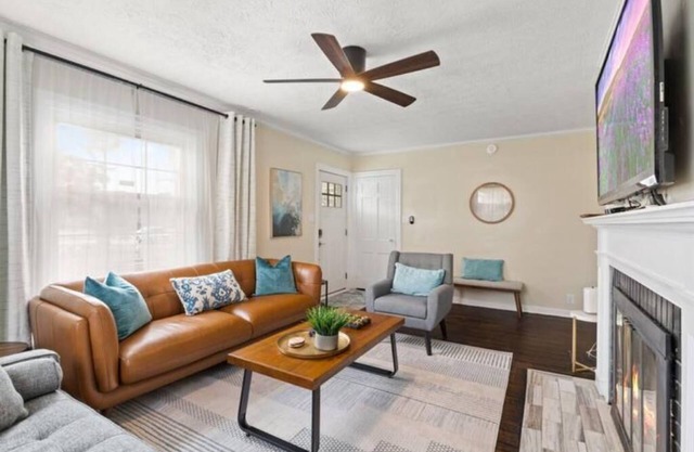 Charming Home in Speedway. King Beds. Pet Friendly!