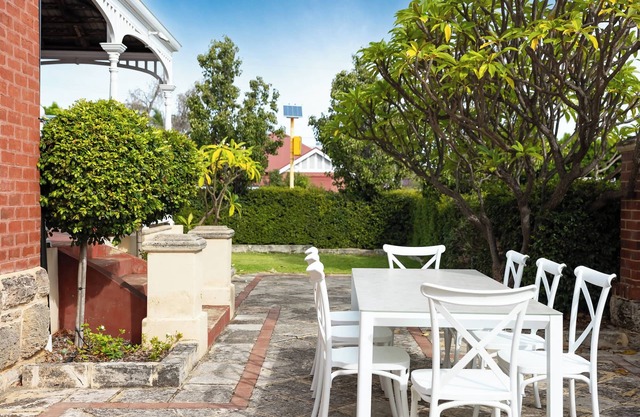 Charming home near Hyde Park | walk to cafes and dining hubs