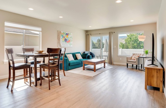 Charming Home w/Mtn & Columbia River Views!