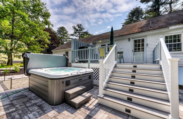 Charming home with deck, crib, yard, 5-person hot tub - 1 dog OK, walk to beach