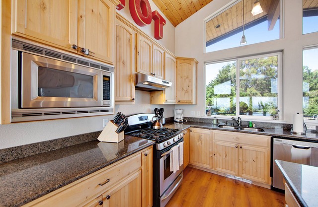 Charming Home with Private Hot Tub and Spectacular Ocean Views