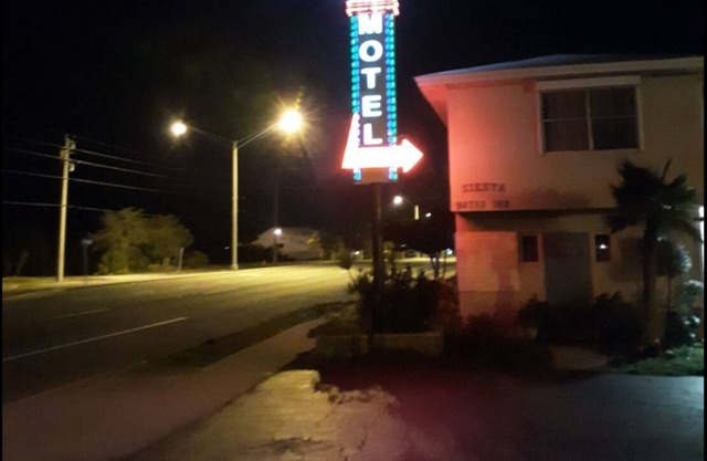 Charming hotel suite with AC and WiFi in delightful Titusville