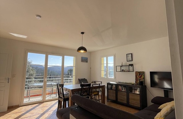 Charming house near lake, private parking, pets allowed