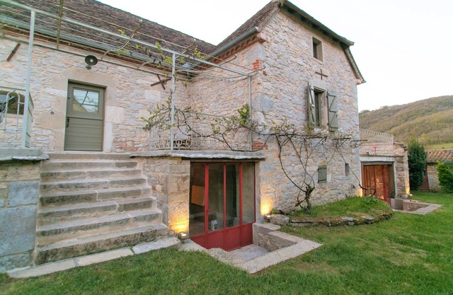 Charming house and barn with swimming pool and breathtaking views