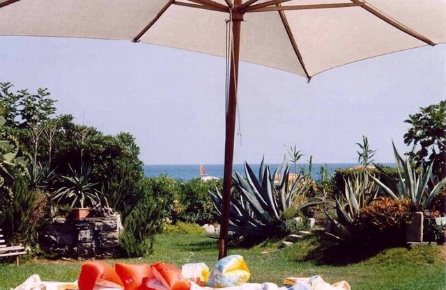 Charming house by the beach, large Mediterranean Garden, pets welcome