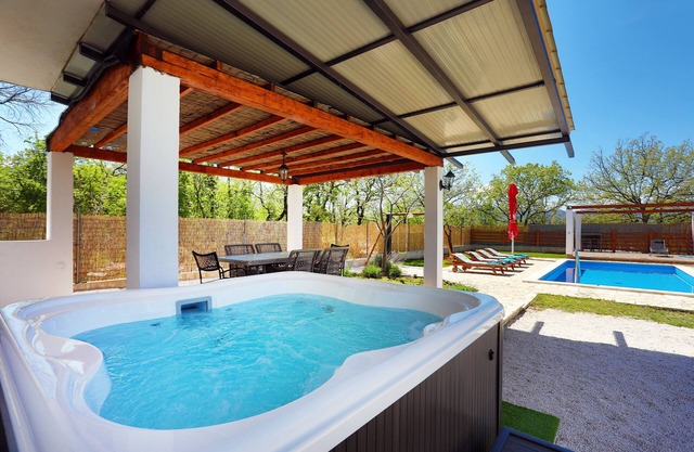 Charming house for 8 with private pool and jacuzzi.