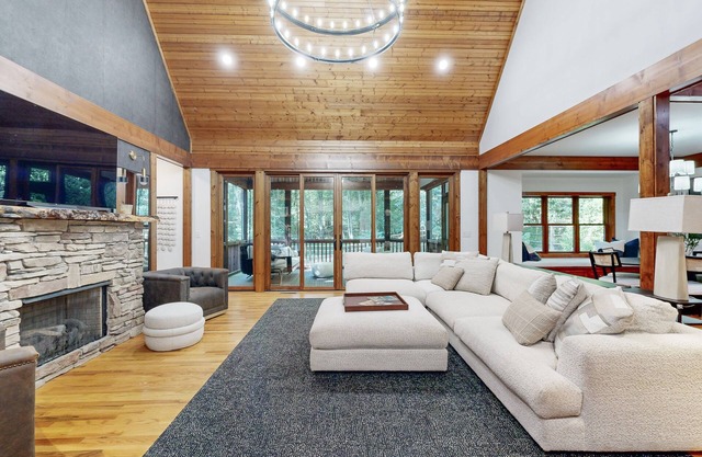 Charming house in Brevard with heated outdoor pool, tennis court, and a gym