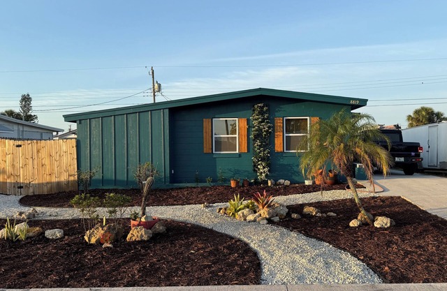 Charming house in North Port A Stones throw to Warm Mineral Springs.