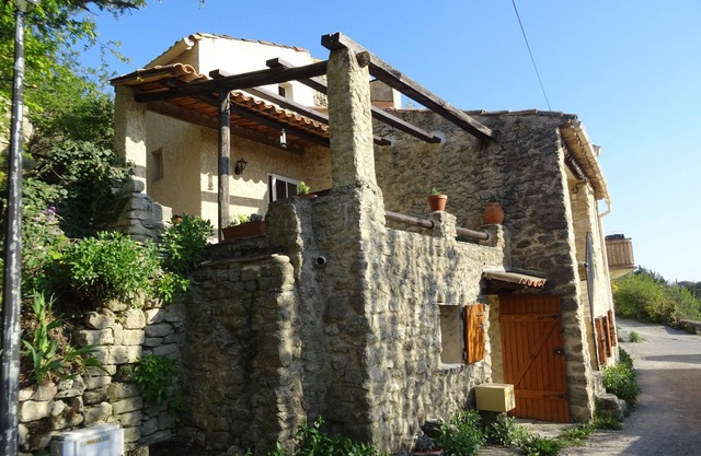 Charming house in the village of Lurs, Provence