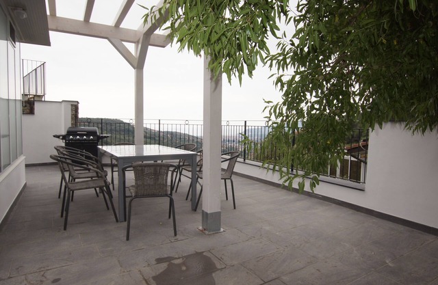 Charming house in the olive groves, view of Diano Marina, up to 8 people, 4.5 km from the sea