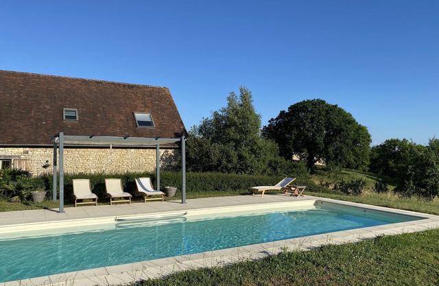 Charming house surrounded by fields with beautiful swimming pool in Haut-Quercy