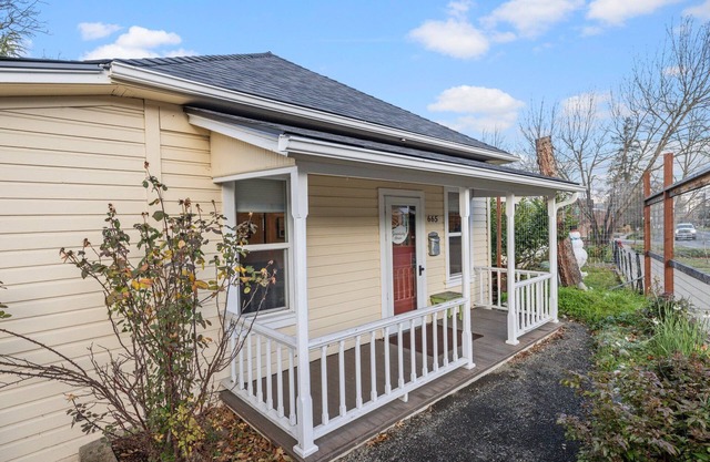 Charming house two blocks from downtown Ashland