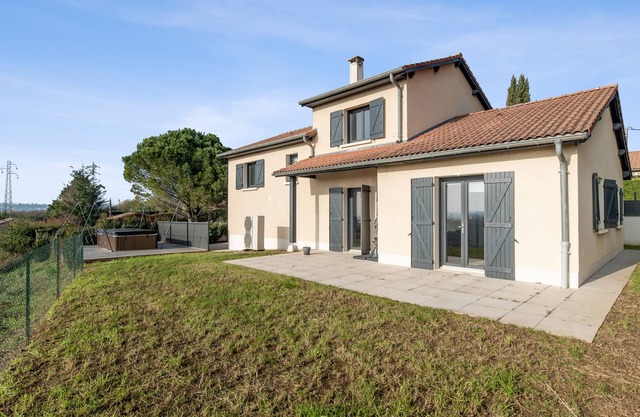 Charming house with clear view at Lyon doors - Welkeys