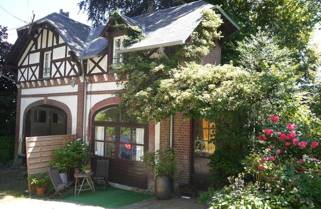 Charming house with flower garden (beach 10min walk)