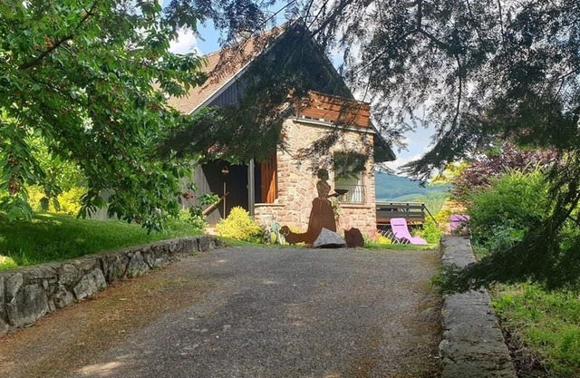 charming house with its outbuilding in a green setting