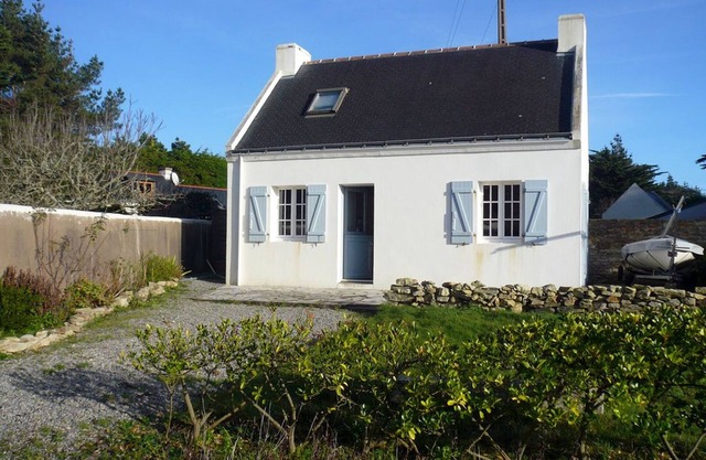 Charming House with Garden, Near Shops and Donnant Beach
